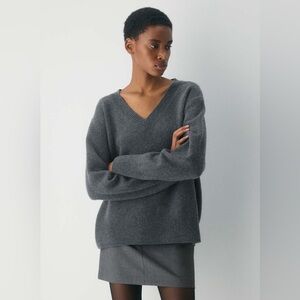 Aritzia
Plush Cashmere Oversized V-Neck Sweater